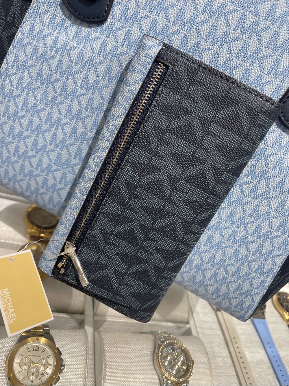 Michael Kors Jet Set Trvl Signature Logo Tri-Fold Wallet Trifold 
Pale Ocean
NWT - Picture 14 of 16